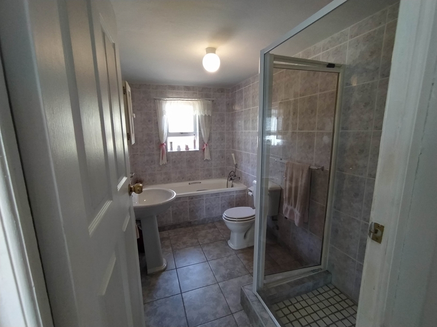 6 Bedroom Property for Sale in De Kelders Western Cape